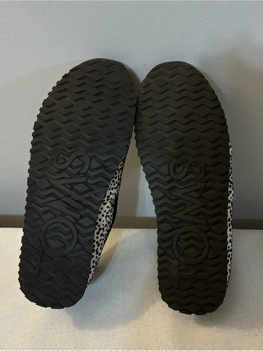 Toms Youth size 5 Kids Slip-On shoes Beige with Black Spots